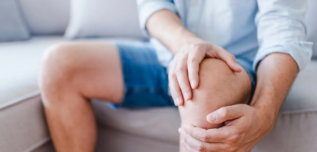 Learn why knee pain feels worse after sitting and how knee pain relief patches help reduce stiffness and improve comfort during long periods of rest.