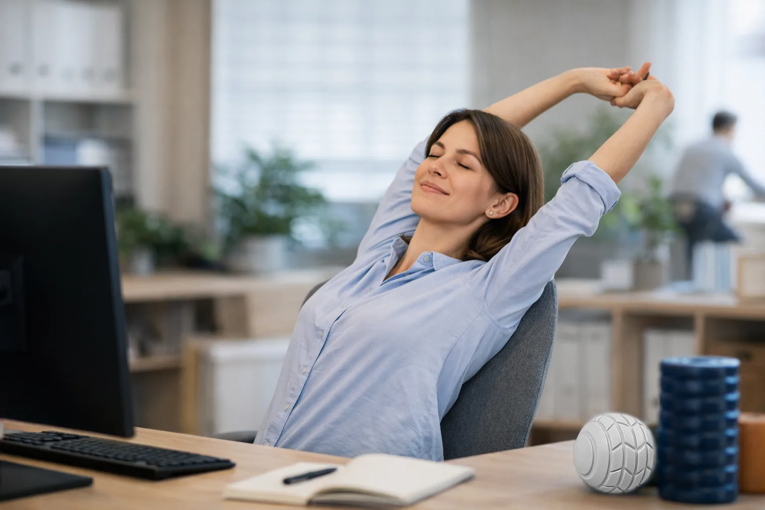 Sitting all day causing shoulder pain? Learn simple ways to relieve upper back tension with effective daily techniques for office workers.